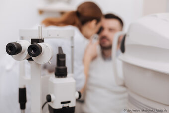 Augenärztin untersucht Patient. Deratige Untersuchungen werden auch im