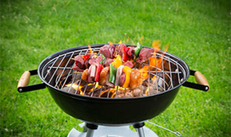 Durch unachtsames Hantieren oder Brandbeschleuniger kann es zu schweren Grillunfällen kommen. ©Fotolia/BlueOrange Studio