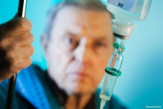Älterer Mann mit Infusion