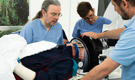 Die fokussierte Ultraschalltherapie erfolgt über einen speziellen Helm mit mehr als 1.000 hochpräzisen Ultraschallsendern und wird im Magnetresonanztomografen live überwacht. ©Universitätsklinikum Freiburg