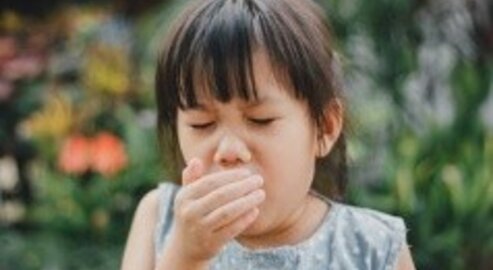 Typische Symptome eines Pseudokrupp-Anfalls: bellender Husten und pfeifende Atemgeräusche beim Einatmen ©AdobeStock