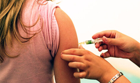 Ein kleiner Piks mit viel Wirkung. Die jährliche Grippeimpfung schützt einen selbst und das Umfeld. (c)Fotolia