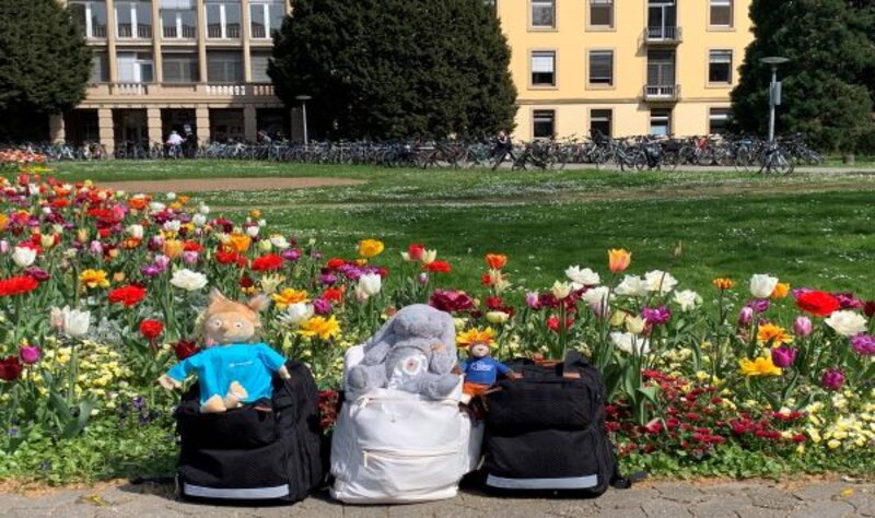 Mit ihren Rucksäcken, in denen sich Spezialmaterialien für die Versorgung ihrer Patient*innen befinden, sind die Pflegeexpertinnen täglich im Einsatz im Universitätsklinikum Freiburg