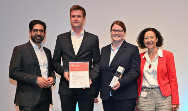 Dr. Florian Meißner (2. v.l.) und Manuela Schön (3. v.l.) nehmen den Preis für den ersten Platz des Science4Life Venture Cup 2025 in Wiesbaden von Kaweh Mansoori (1. v.l.) und Dr. Marion Zerlin (4. v.l.) entgegen. ©Science4Life/martinjoppen.de