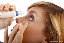 Warme Kompressen und eine sorgfältige Lidrandhygiene können bei entzündeten Augenlidern helfen. Halten die Beschwerden an oder verschlechtert sich das Sehen, sollte eine augenärztliche Praxis aufgesucht werden. © Stock