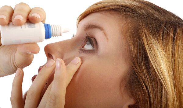 Warme Kompressen und eine sorgfältige Lidrandhygiene können bei entzündeten Augenlidern helfen. Halten die Beschwerden an oder verschlechtert sich das Sehen, sollte eine augenärztliche Praxis aufgesucht werden. © Stock