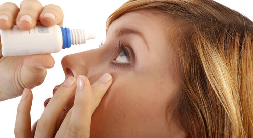 Warme Kompressen und eine sorgfältige Lidrandhygiene können bei entzündeten Augenlidern helfen. Halten die Beschwerden an oder verschlechtert sich das Sehen, sollte eine augenärztliche Praxis aufgesucht werden. © Stock