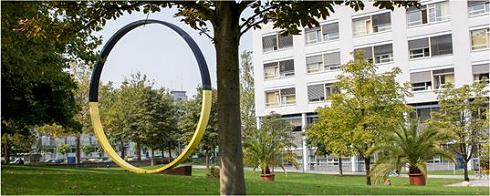 La sculpture de l'anneau en face de la Neurocentre